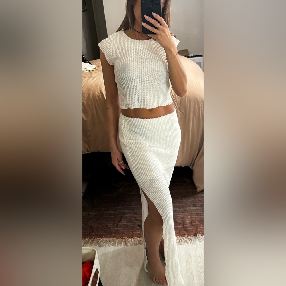 White midi pencil skirt with ribbed texture for a night out